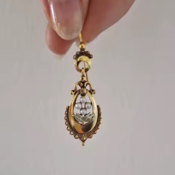 Vintage Gold Pearls & Leaf Earrings - Picture 6 of 6